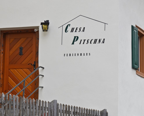 Ferienhaus Chesa Pitschna Bergün – Kleines, einfach eingerichtetes Drei-Zimmer Ferienhaus auf zwei Etagen am Bergüner Dorfeingang.