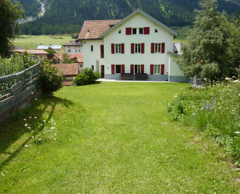 Jugendhaus Plazi Bergün – Grosse Terasse und Spielwiese hinter dem Haus (2/2)