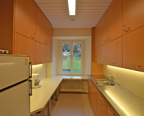 Küche 2. Obergeschoss – Die Küche ist mit 2 grossen Kühlschränken und einem grossen Gefrierschrank ausgerüstet.