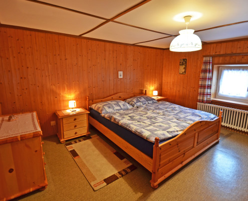 Schlafzimmer 1 – Schlafzimmer mit Doppelbett und bei Bedarf Kinderbett, Kleiderkasten, Nachttischbeleuchtung (1/2)