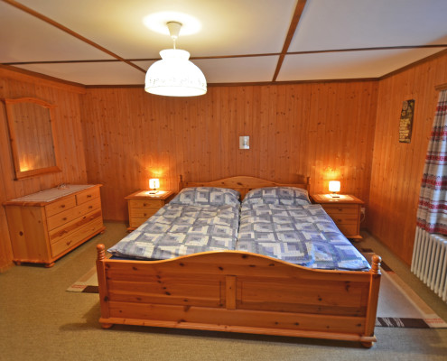 Schlafzimmer 1 – Schlafzimmer mit Doppelbett und bei Bedarf Kinderbett, Kleiderkasten, Nachttischbeleuchtung (2/2)