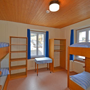 Schlafzimmer 3. Obergeschoss (Gruppenzimmer) – 6 Bettzimmer mit 3 Kleidergestellen und Tisch (1/2)