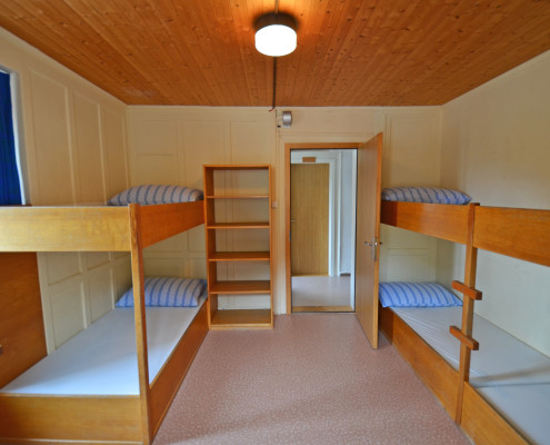 Schlafzimmer 3. Obergeschoss (Gruppenzimmer) – 6 Bettzimmer mit 3 Kleidergestellen und Tisch (2/2)