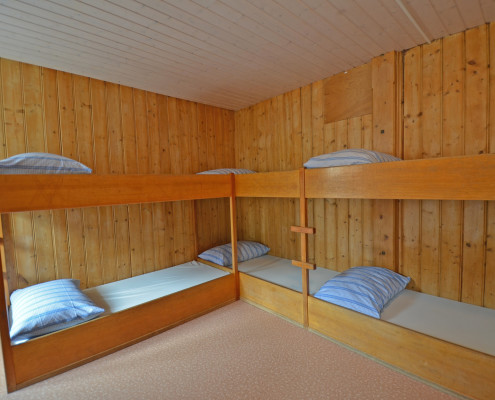 Schlafzimmer 3. Obergeschoss (Gruppenzimmer) – 8 Bettzimmer mit Kleiderkasten und 2 Kleidergestellen (2/2)