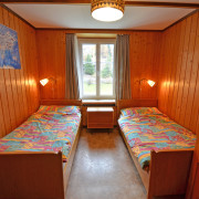 Schlafzimmer 3. Obergeschoss (Leiterzimmer) – 2 Bettzimmer mit Nachttischen und Nachttischbeleuchtung, Kleiderschrank.