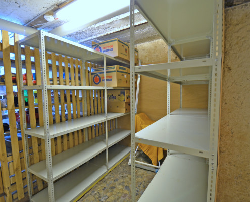 Keller Erdgeschoss – Abschliessbarer Kellerraum mit Gestellen für die Vorräte.