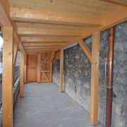 Galerie Erdgeschoss aussen – Neuer Holzunterstand mit viel Abstellfläche.