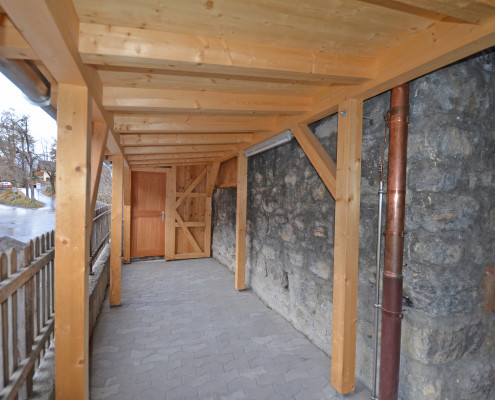 Galerie Erdgeschoss aussen – Neuer Holzunterstand mit viel Abstellfläche.