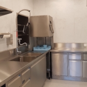 Küche 2. Obergeschoss – Im Kochbereich der Küche befindet sich 4 grosse und 2 normale Kochfelder, 1 Backofen 70x54cm, 1 grosser Wärmeschrank, 2 Abwaschbecken und 1 Geschirrspülmaschine (3/3)