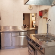 Küche 2. Obergeschoss – Im Kochbereich der Küche befindet sich 4 grosse und 2 normale Kochfelder, 1 Backofen 70x54cm, 1 grosser Wärmeschrank, 2 Abwaschbecken und 1 Geschirrspülmaschine (1/3)