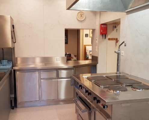 Küche 2. Obergeschoss – Im Kochbereich der Küche befindet sich 4 grosse und 2 normale Kochfelder, 1 Backofen 70x54cm, 1 grosser Wärmeschrank, 2 Abwaschbecken und 1 Geschirrspülmaschine (1/3)