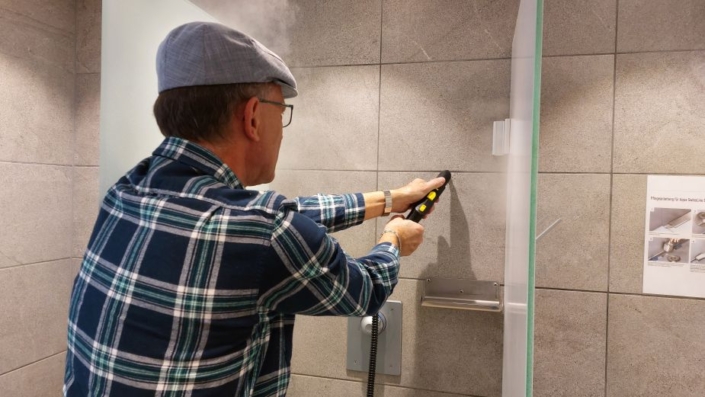 Intensivreinigung der Duschen